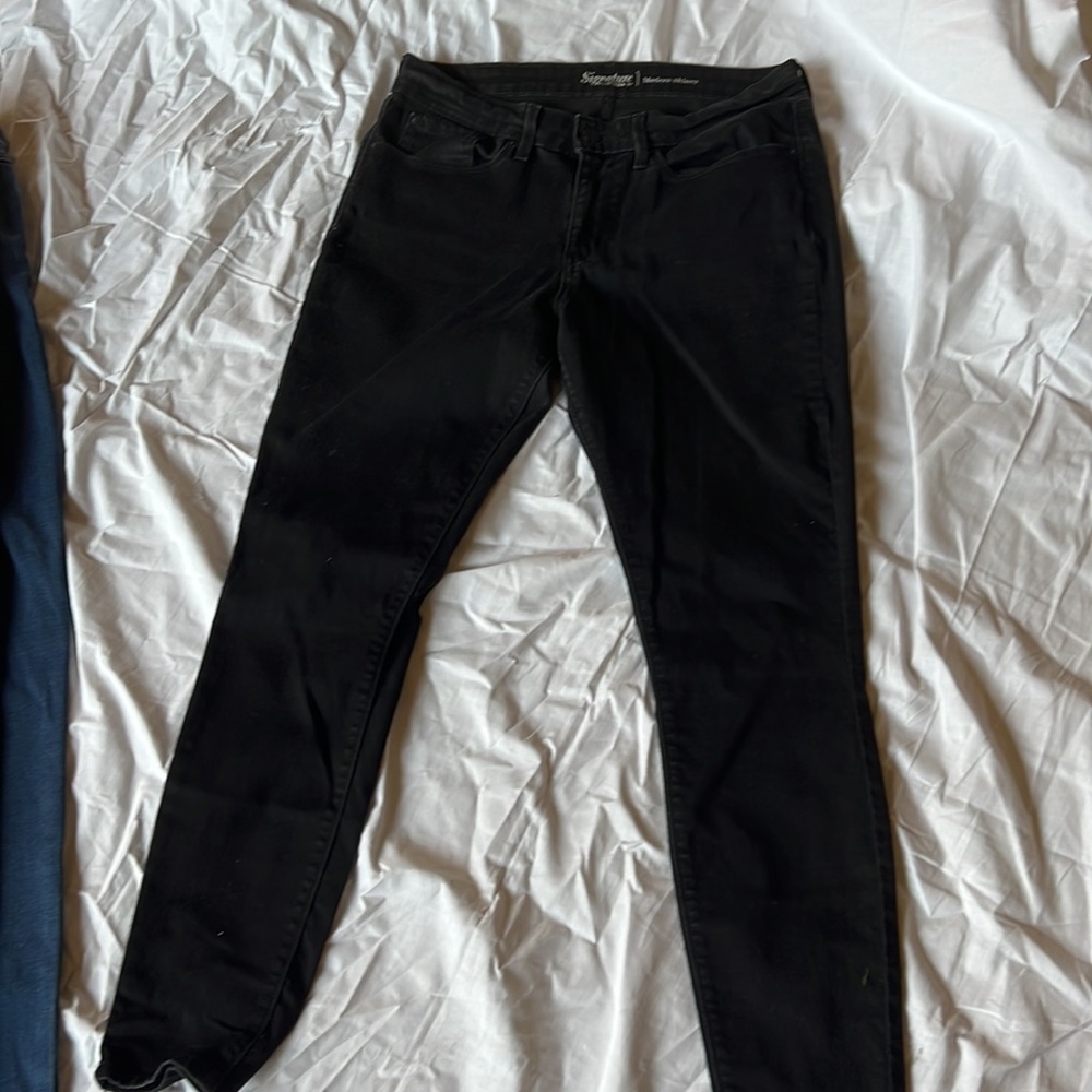 Woman’s signature Levi’s ultra soft black jeans